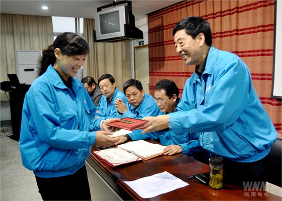 董事長(zhǎng)陳根喜為獲獎(jiǎng)部門頒獎(jiǎng) 董事長(zhǎng)陳根喜為獲獎(jiǎng)部門頒獎(jiǎng)