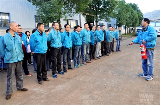 相關(guān)人員在講解干粉滅火器的使用要領(lǐng) 相關(guān)人員在講解干粉滅火器的使用要領(lǐng)