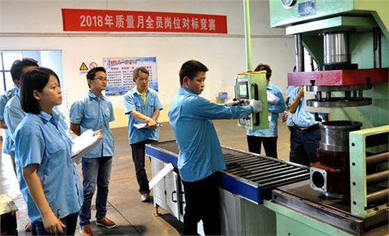 對(duì)標(biāo)競(jìng)賽員工操作一絲不茍 對(duì)標(biāo)競(jìng)賽員工操作一絲不茍