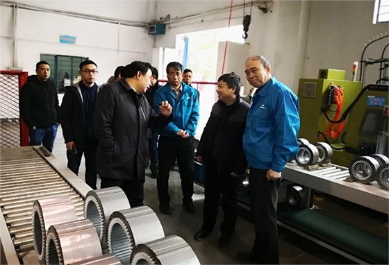 圖為省發(fā)改委縣域特色產(chǎn)業(yè)集群調(diào)研組在皖南電機調(diào)研 圖為省發(fā)改委縣域特色產(chǎn)業(yè)集群調(diào)研組在皖南電機調(diào)研