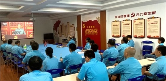 皖南電機(jī)黨委書記、副董事長管兵正在與公司黨員干部一起集中收看大會直播