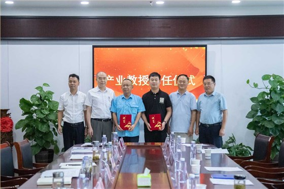 公司技術人才獲市工業(yè)學校“產(chǎn)業(yè)教授”聘書 公司技術人才獲市工業(yè)學校“產(chǎn)業(yè)教授”聘書