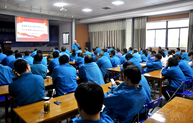 黨委副書記、工會(huì)主席胡夏生主持論壇