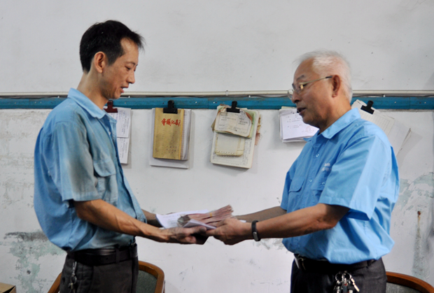 皖南電機(jī)工會(huì)主席胡夏生將愛心款交到徐彬手中 皖南電機(jī)工會(huì)主席胡夏生將愛心款交到徐彬手中