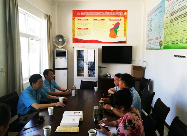 皖南電機董事長陳根喜、總經(jīng)理陳學鋒到觀陽村扶貧