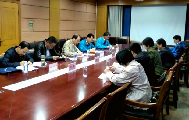 總經(jīng)理陳學(xué)鋒向調(diào)研組介紹公司的生產(chǎn)經(jīng)營(yíng)情況 總經(jīng)理陳學(xué)鋒向調(diào)研組介紹公司的生產(chǎn)經(jīng)營(yíng)情況