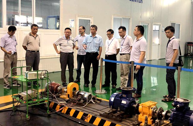 王學(xué)雷在皖南電機(jī)實驗室參觀調(diào)研 王學(xué)雷在皖南電機(jī)實驗室參觀調(diào)研