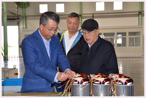 圖為中國(guó)機(jī)械工業(yè)聯(lián)合會(huì)特別顧問(wèn)蔡惟慈（右一）、上海電器科學(xué)研究所(集團(tuán))有限公司黨委書(shū)記鄒孟奇（中）在公司副總經(jīng)理孫躍（左一）的陪同下參觀皖南電機(jī)生產(chǎn)車間