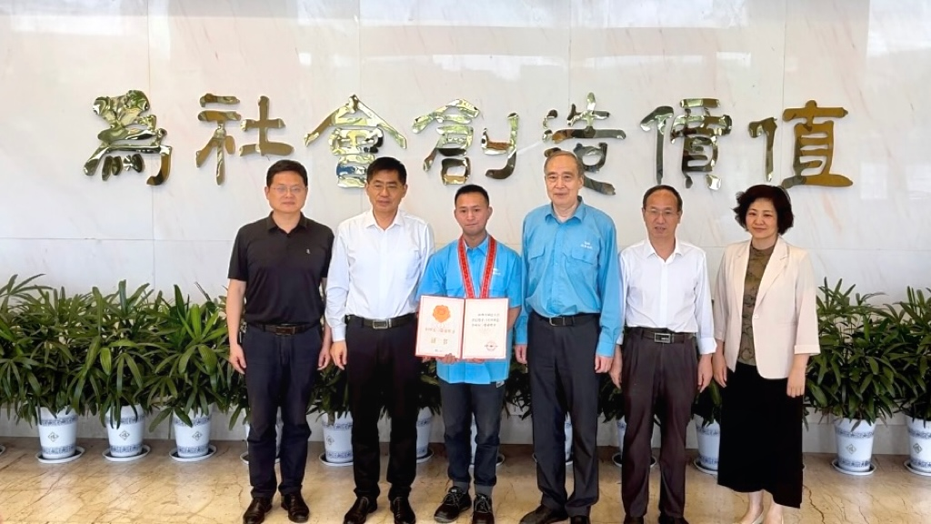 省、市總工會為皖南電機“全國五一勞動獎?wù)?rdquo;獲得者授牌頒獎